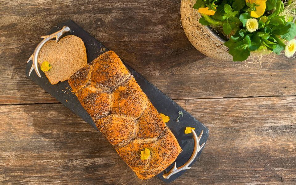 Geflochtenes Toastbrot mit Mohn
